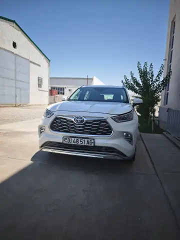 2021 Toyota Highlander Hybrid Platinum
