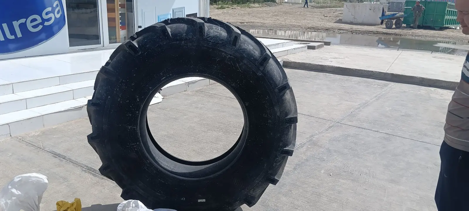 Teker 16.9-28 JCB 4