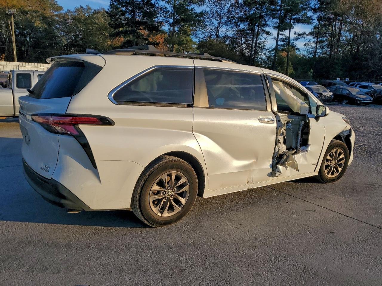 2021 Toyota Sienna Xle 11