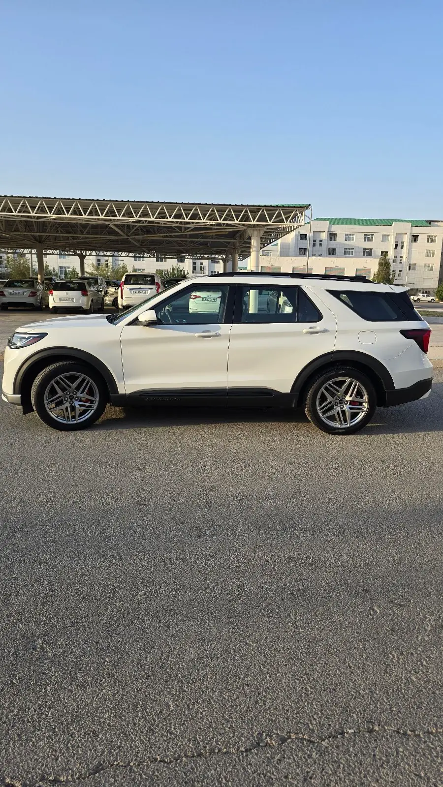 2025 Ford Explorer St 4