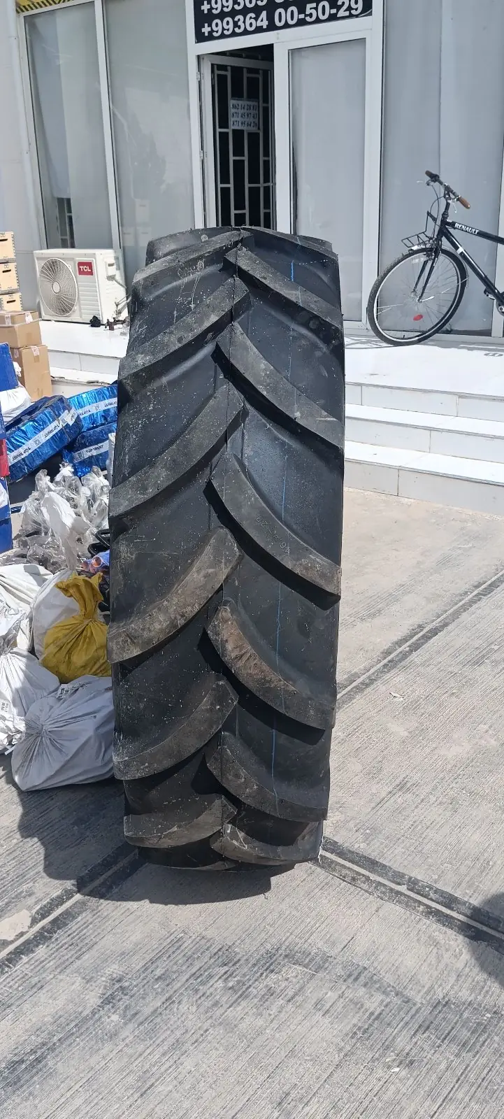 Teker 16.9-28 JCB 3
