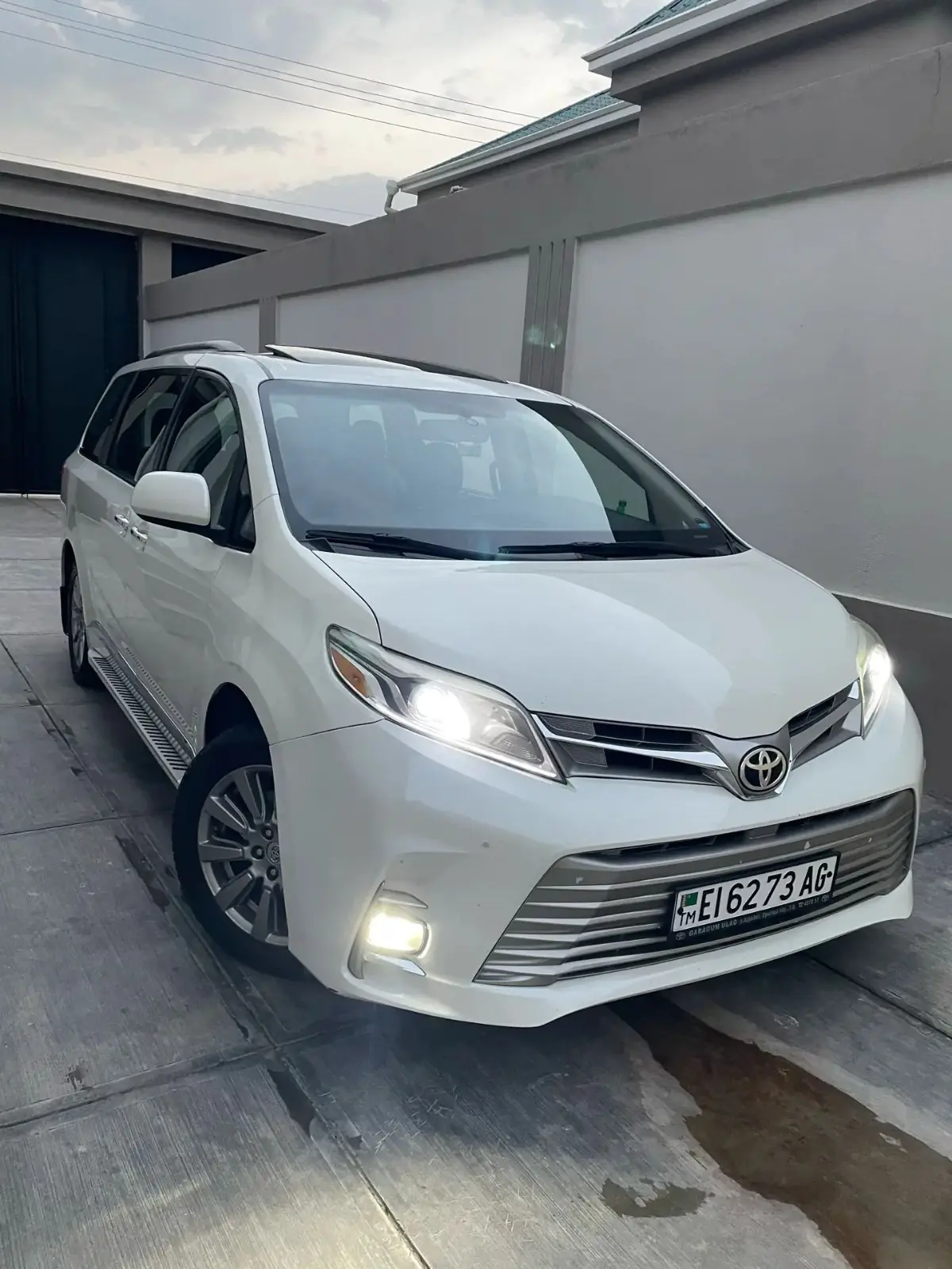 2017 TOYOTA Sienna 1