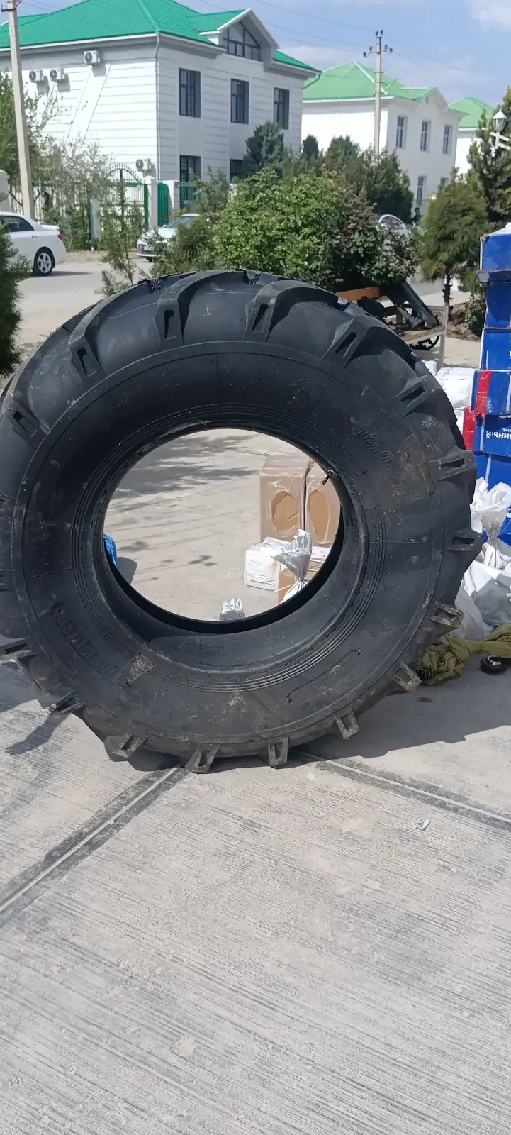 Teker 16.9-28 JCB 1
