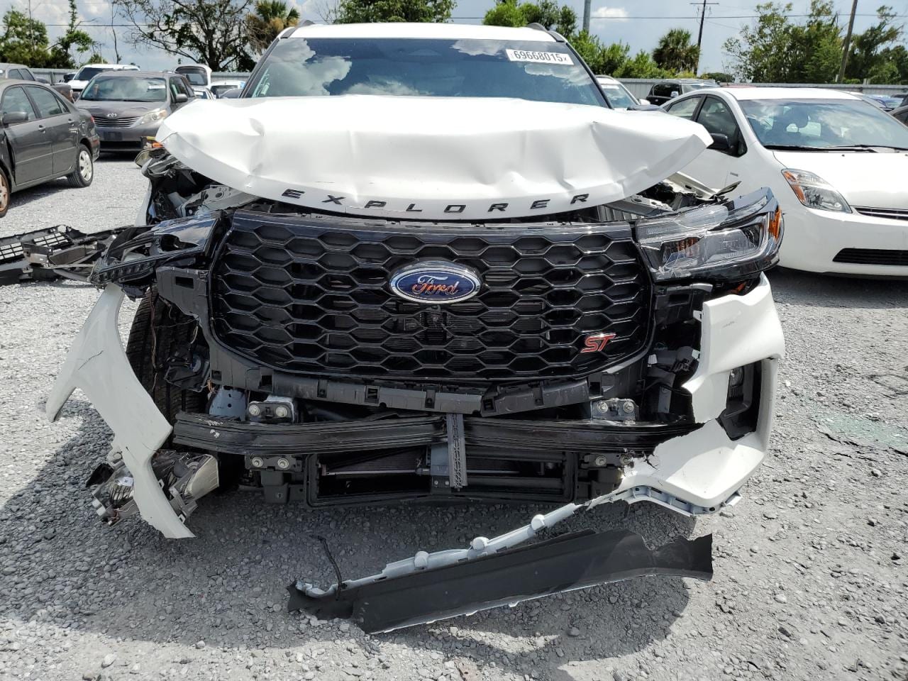 2025 Ford Explorer St 13