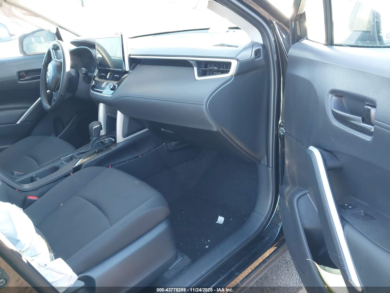 2024 Toyota Corolla Cross Le 13